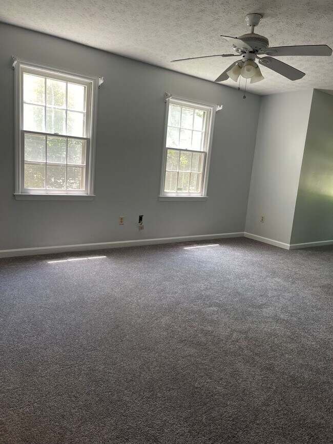 Building Photo - Westwood Hills! 3 BR 2 1/2 Bath home off M...