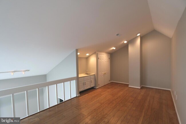 Building Photo - 1709 Mountainview Dr