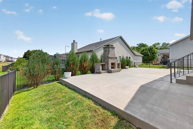 Building Photo - 15 Country Trail Ct