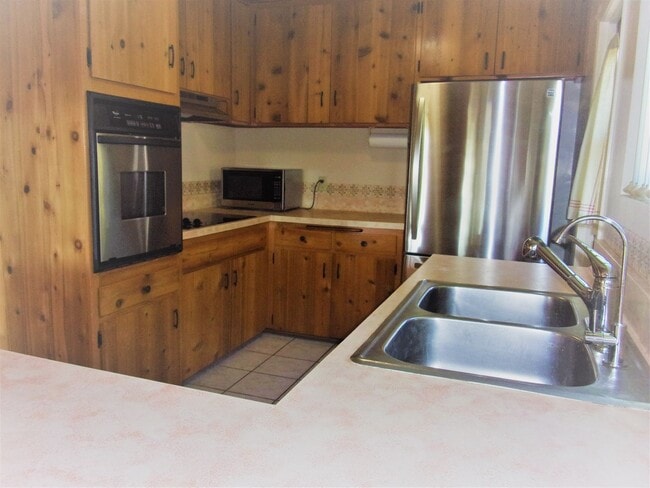 Building Photo - 4bedrm 2 1/2 bath house with yard & garage...