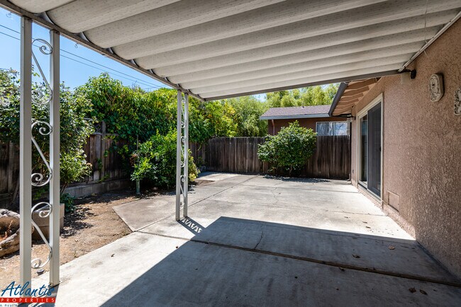 Building Photo - Heatherstone Way / Village Ct