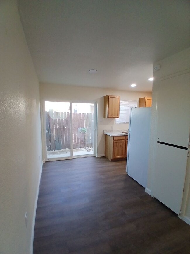 Building Photo - 305 N Lake Ave