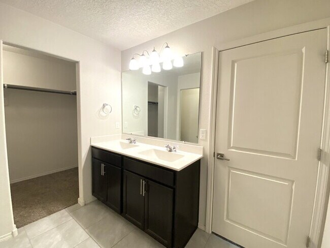 Building Photo - Enchanted Hills - 3BR/2Bath/Backyard Mountantain Views