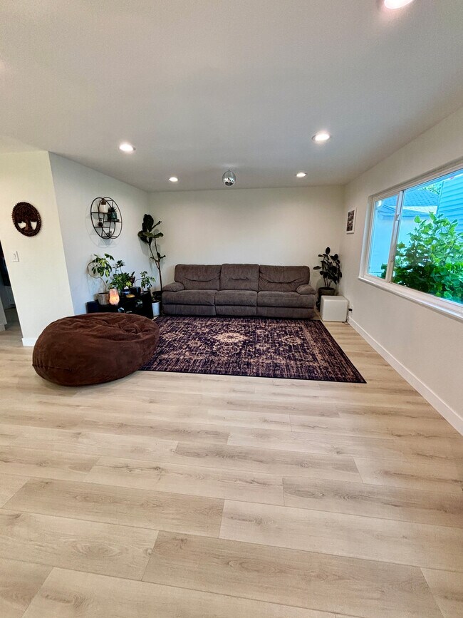 Building Photo - 1333 Currant Ave