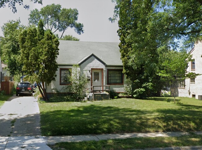 Building Photo - 4 Bedroom House with a Detached Garage