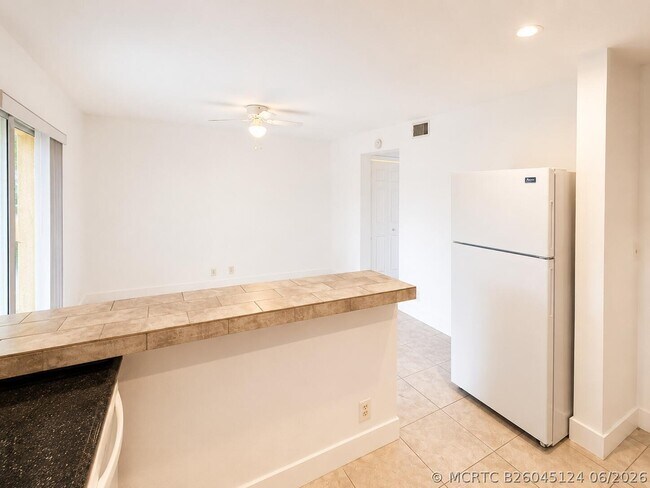 Building Photo - 5728-5728 Blueberry Ct