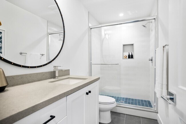 Building Photo - Stylish Tri-Level Townhome in Prime Newpor...
