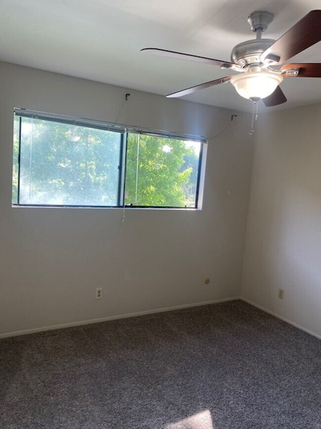 Building Photo - LOCATION, LOCATION 2 Bedroom 2 Bathroom Condo