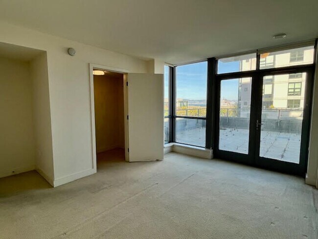 Building Photo - City living at its best! 2 BR/2 BA @ the M...