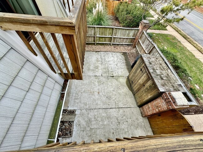 Building Photo - READY 06-11-26!! Fantastic Condo By The Beach! Fenced Patio - All Appliances - Community Pool!