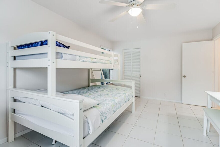 Building Photo - 6997 Longboat Dr S