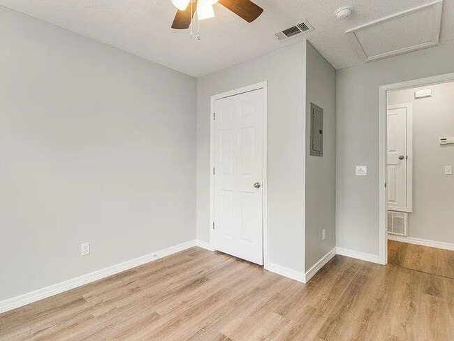 Building Photo - Renovated 2 bed 2 bath unit!