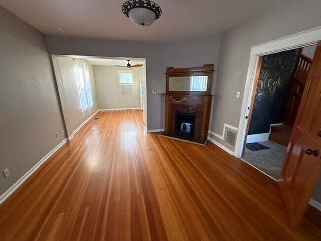 Building Photo - 217 E Oak St