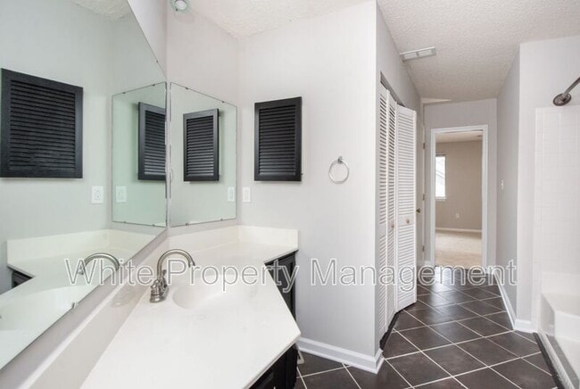 Building Photo - 2555 Stockbridge Dr