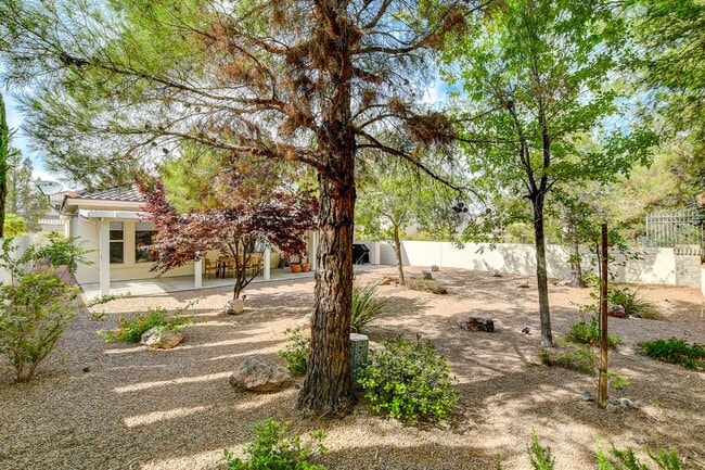 Building Photo - Popular Seven Hills Area, 1-Story, Complet...