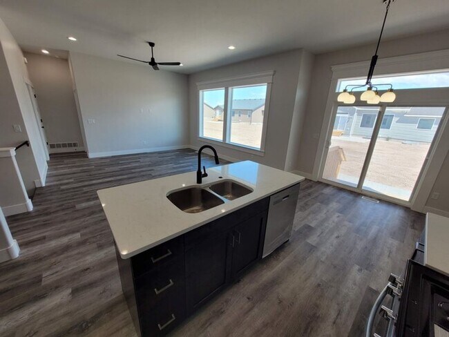 Building Photo - **LEASE TAKEOVER** PLEASE CONTACT CURRENT TENANT: JOEL @ 801-580-1448 - NO DEPOSIT NEEDED, CURREN...