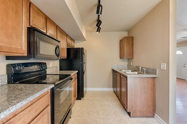 Building Photo - Beautiful condo in a great Boise location with a community pool and playground
