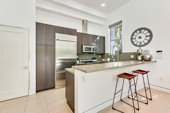 Building Photo - Beautiful Studio near Melrose - This is the Place to be.