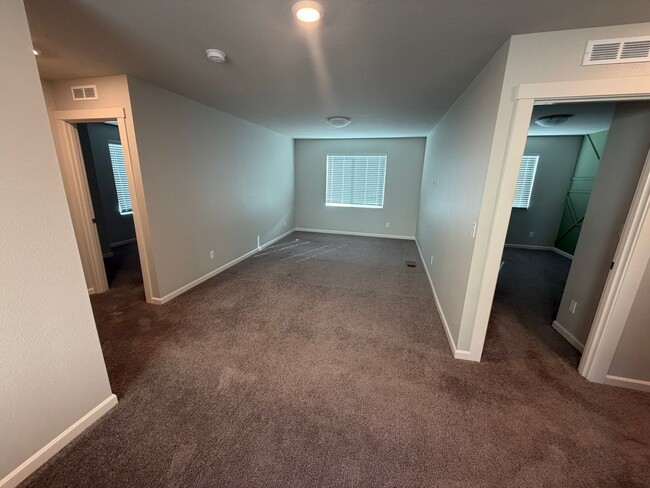 Building Photo - Must See Large Home in HOA Neighborhood!