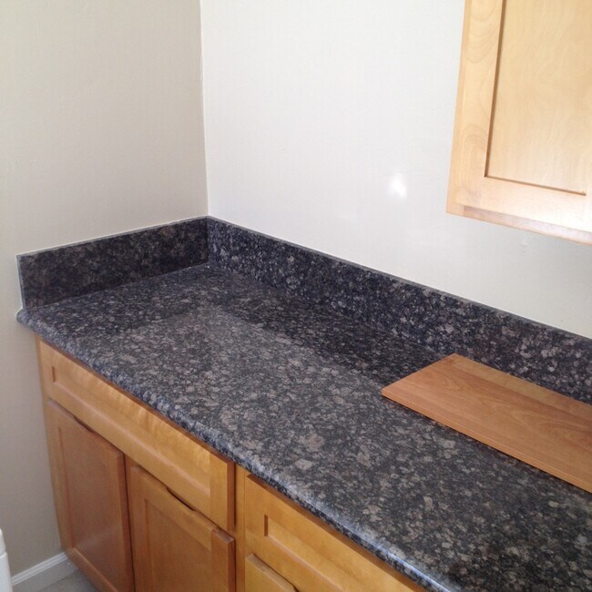 Building Photo - Beautiful 2bd/1ba Upstairs Duplex with a H...