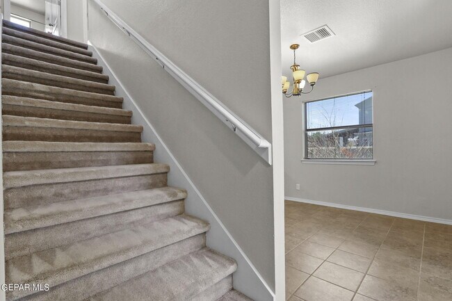 Building Photo - 2300 Glitter St