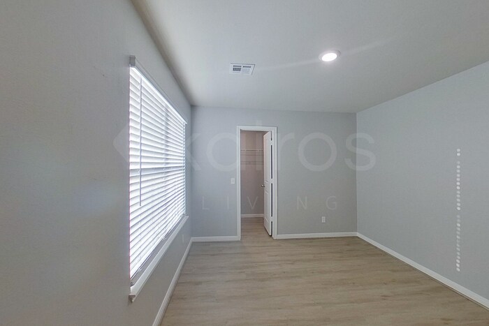 Building Photo - 721 St James Pl