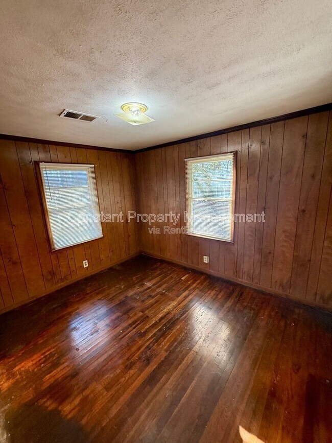 Building Photo - 202 Realty St