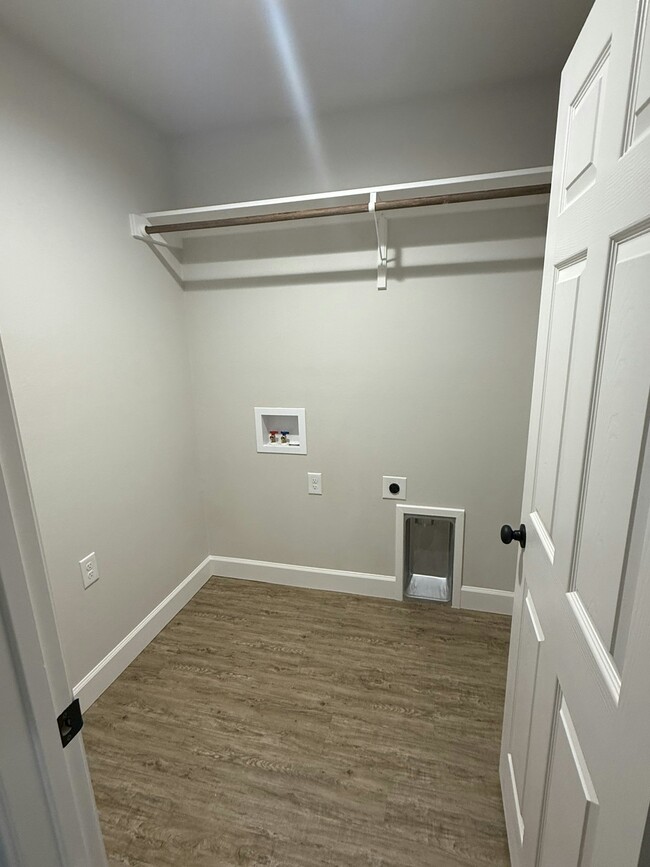 Building Photo - 275 Waterloo Dr