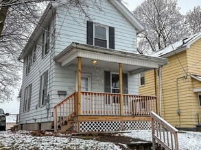 Building Photo - 2 bedroom home.