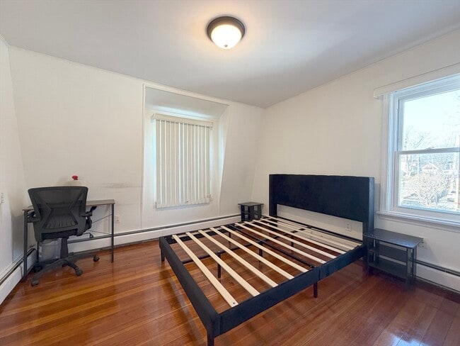 Building Photo - 10 W Elm Ave