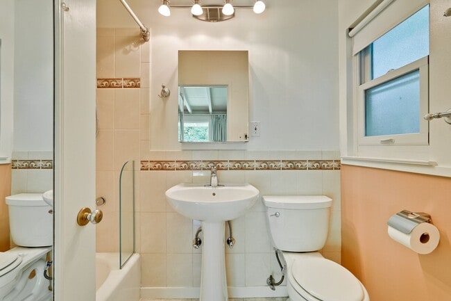Building Photo - 3 Bed 2 Bath Mackay Home in Desirable Mont...