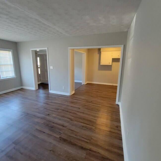 Building Photo - Roomy Cute Brick Ranch