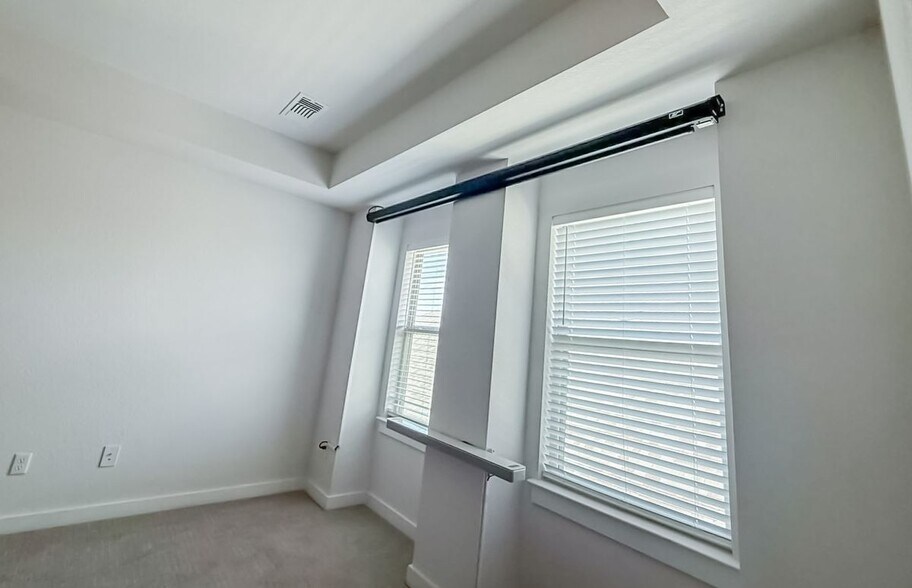 Building Photo - 112 Rosebush Dr