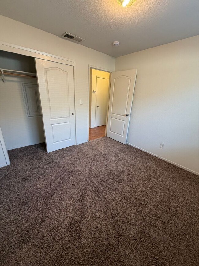 Building Photo - Three Bedroom Two Bathroom House for Rent