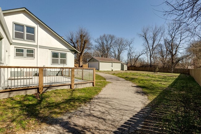 Building Photo - Spacious 4 Bed/ 3.5 Bath Home in Madison w Detached Office and Full Bath, 2 Car Garage, 1/2 acres...