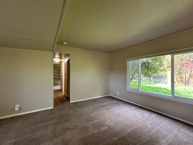 Building Photo - Stunning Views! Secluded 2 Bed, 1 Bath Gem!