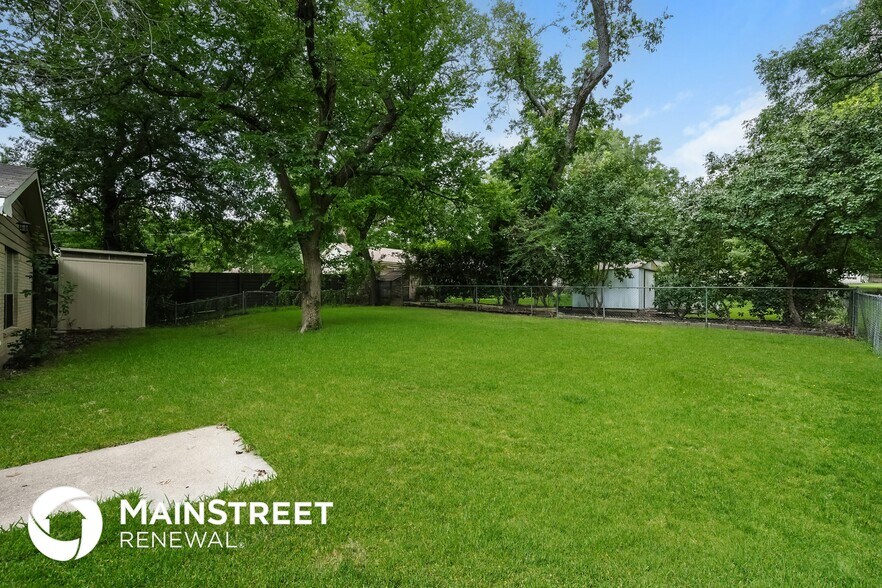 Building Photo - 1706 Enchanted Ln