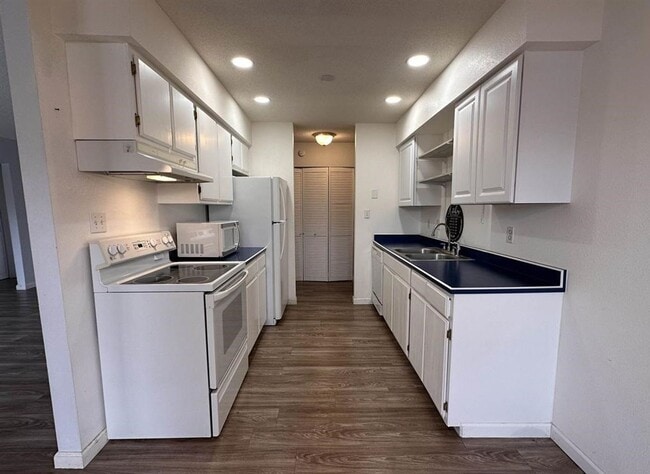 Building Photo - 2 Bedroom 1 Bathroom Condo Heat/Water Paid!