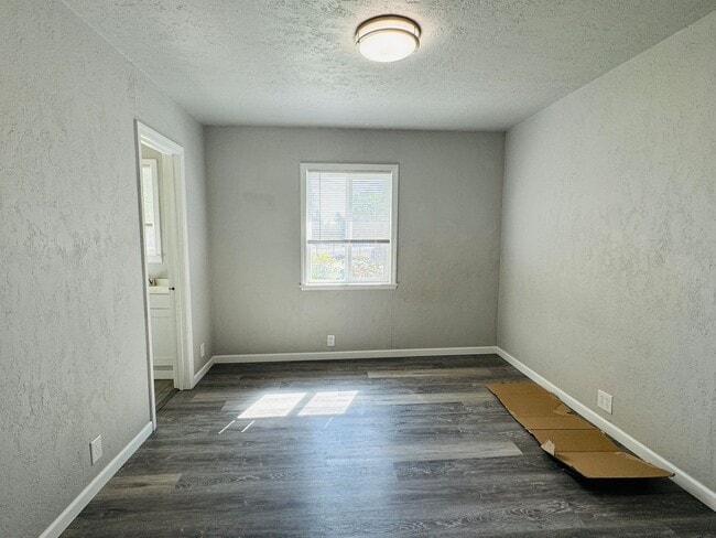 Building Photo - Coming Soon! Cute Two Bed, Two Bath Countr...