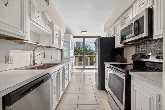 Building Photo - 3400 N Ocean Dr