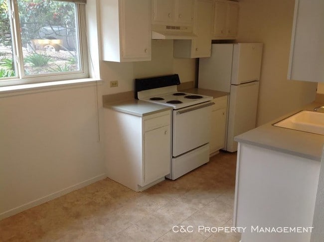 Building Photo - Large Remodeled Pacific Grove Apt