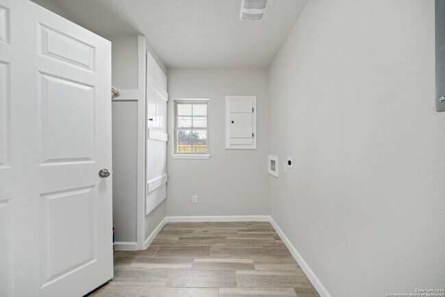 Building Photo - Charming Home Awaits: Spacious & Modern Li...