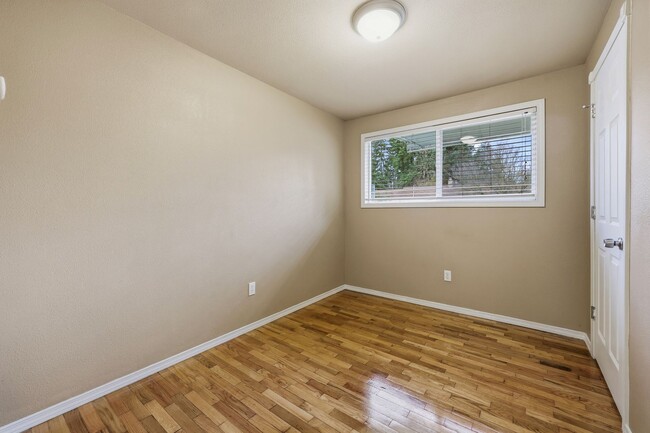 Building Photo - Move in Ready! 3 bedroom 1 bath, North Thurston School District.