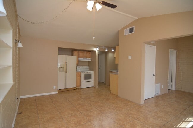Building Photo - Charming 2 Bedroom 1 Bath Home! Central Tucson Location!