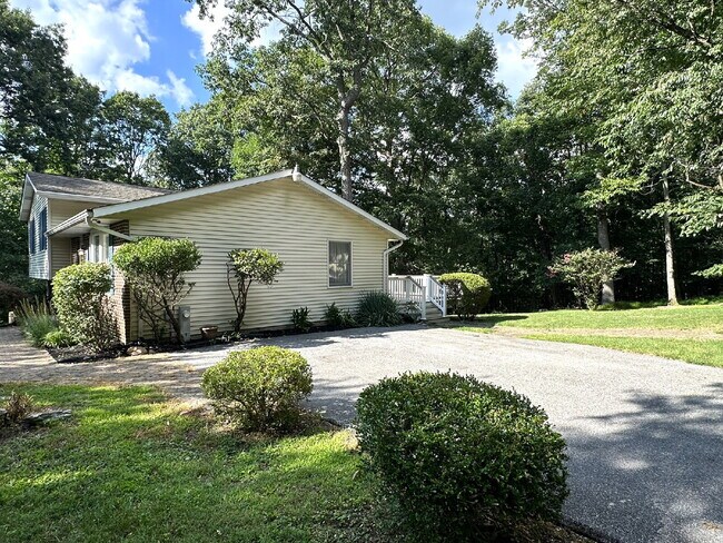 Building Photo - 3-Bedroom Split Level in Peaceful Wooded Setting