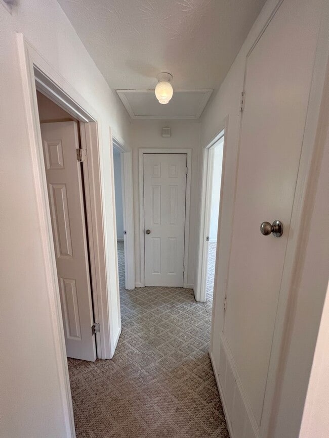 Building Photo - Lovely 3-Bedroom