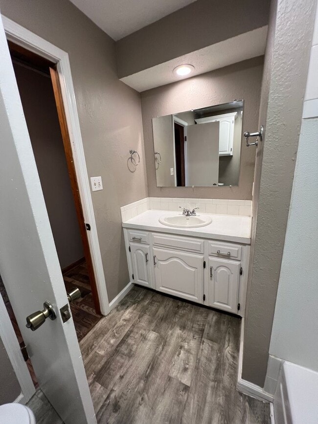 Building Photo - 4 bedroom/3 baths house