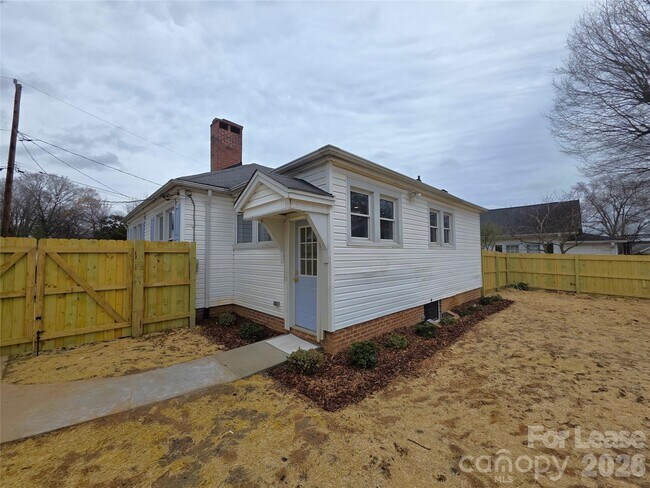 Building Photo - 200 E 2nd St