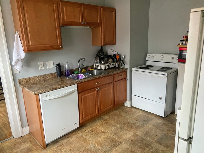 Kitchen - 436 Prentis St