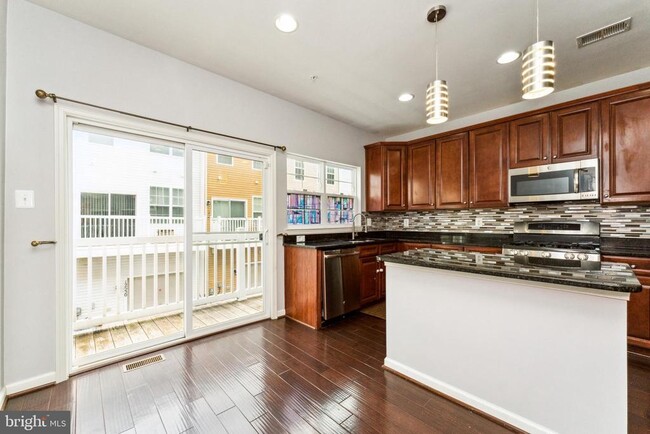 Building Photo - 7203 Silver Thorn Way